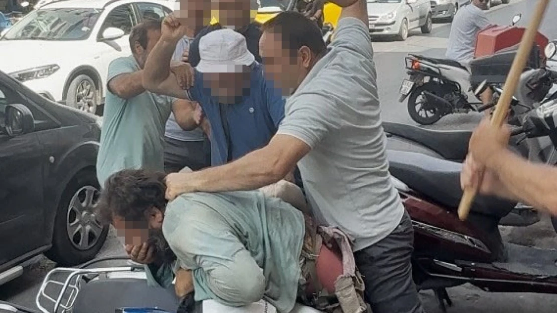 Yol ortasında öldüresiye darbettiler: O anlar kamerada