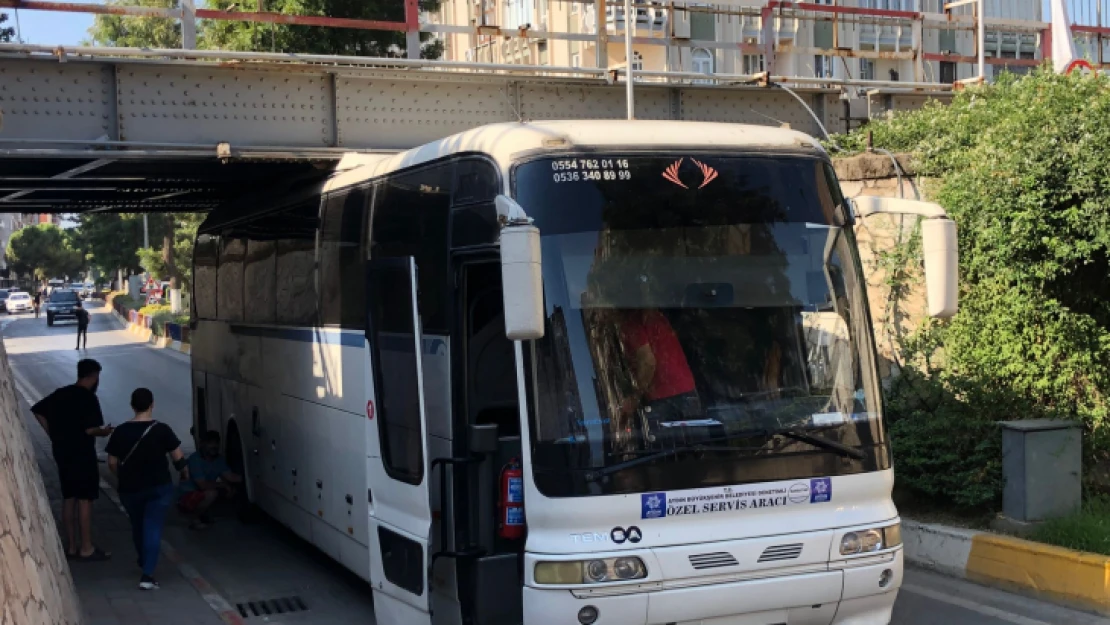 Yüksekliği hesaplayamadı, alt geçide sıkıştı!
