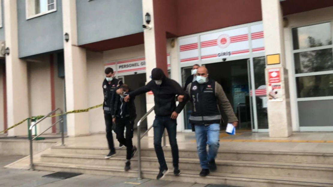 Yüzsüz hırsızlar yolda şakalaşırken enselendi