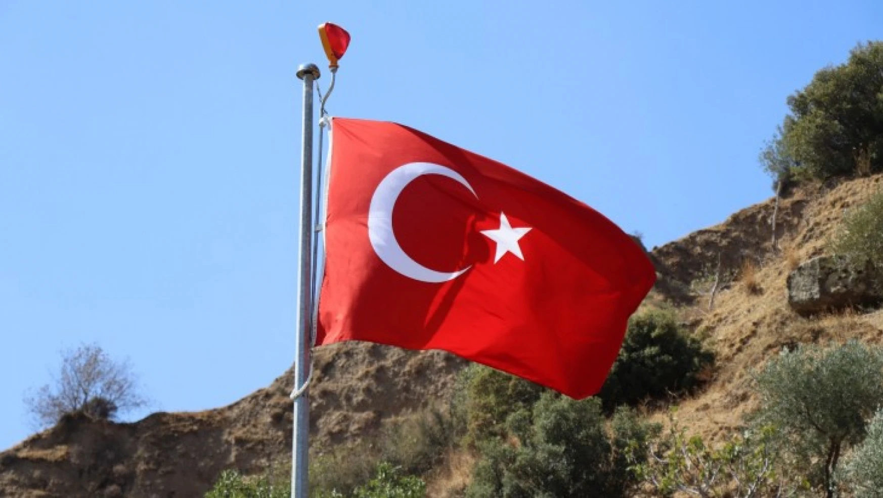 '15 mahallemize dev Türk bayrağı diktik'