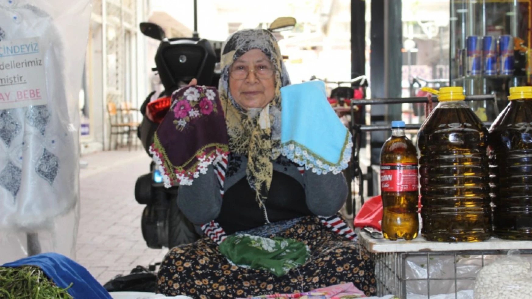 70 yaşındaki Gülsüm Teyze, el emeğiyle kazanç sağlıyor