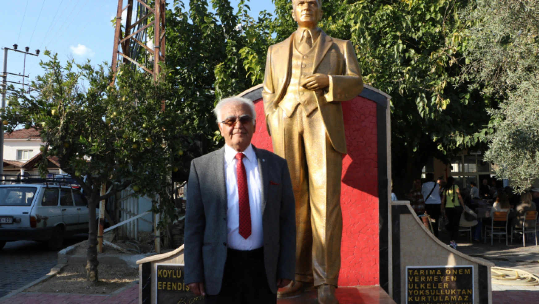 Alkışlar Atatürk Sevdalısı Emekli Öğretmene