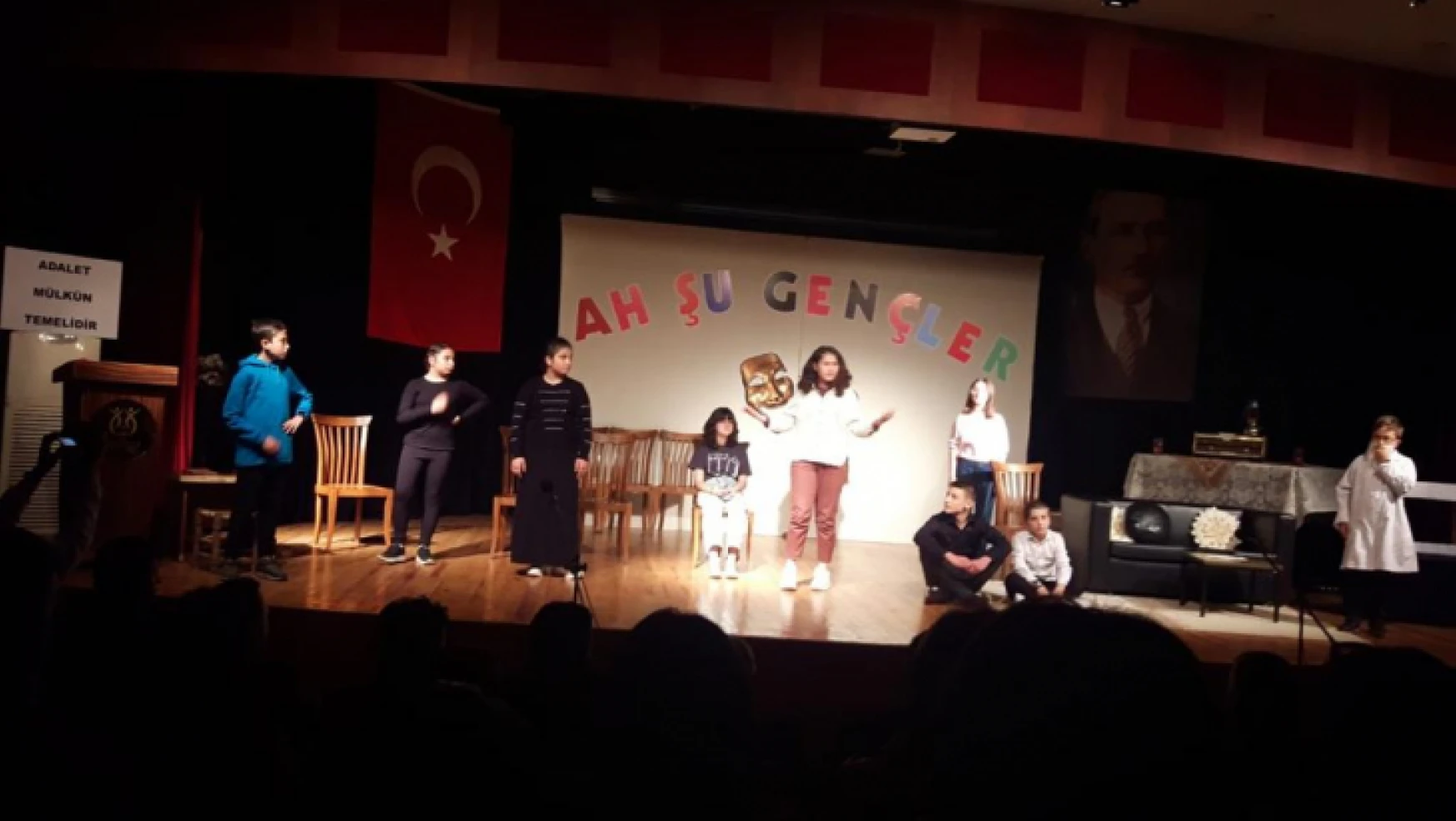 Atatürk Ortaokulu öğrencileri 'Ah şu gençler' ile büyük beğeni topladı
