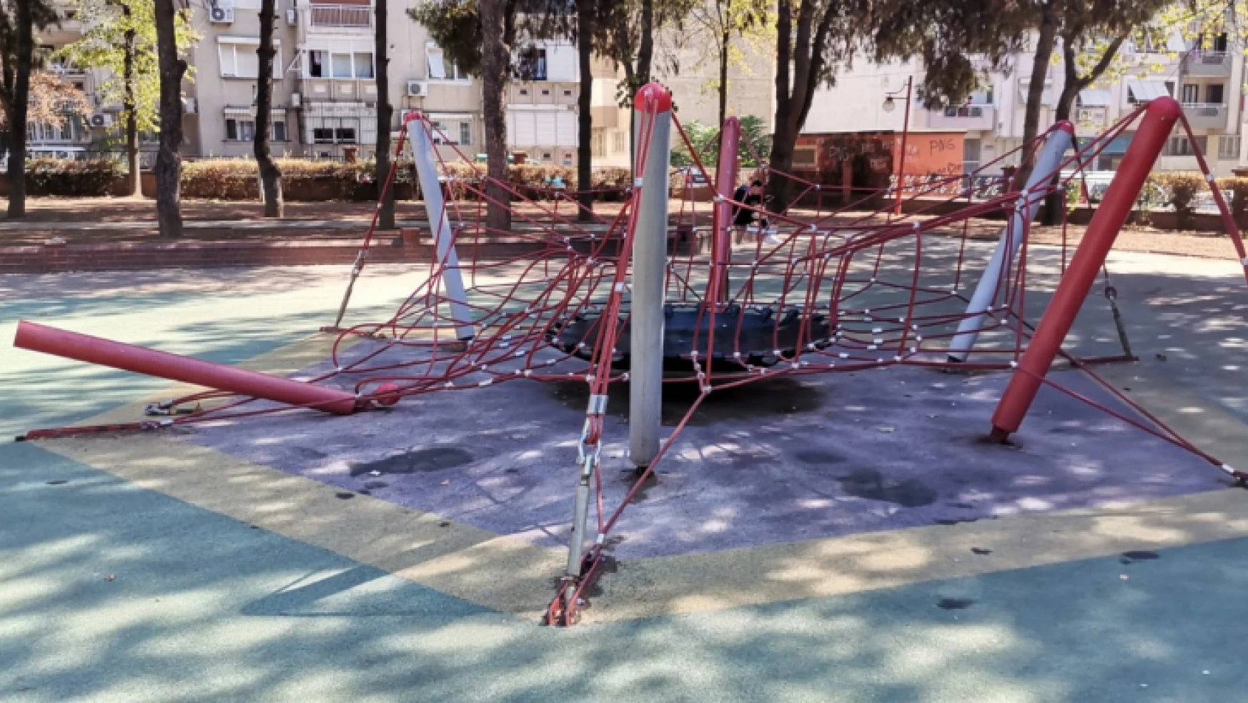 Atatürk Parkı'ndaki oyun grupları tehlike saçıyor