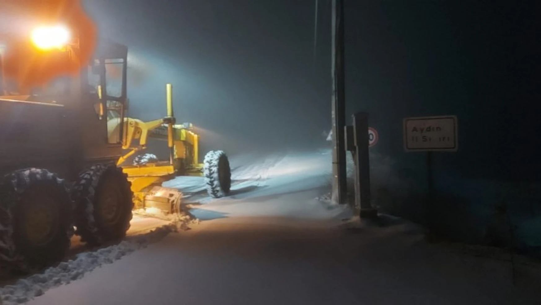 Aydın Büyükşehir Belediyesi, karla mücadele çalışmalarını sürdürüyor