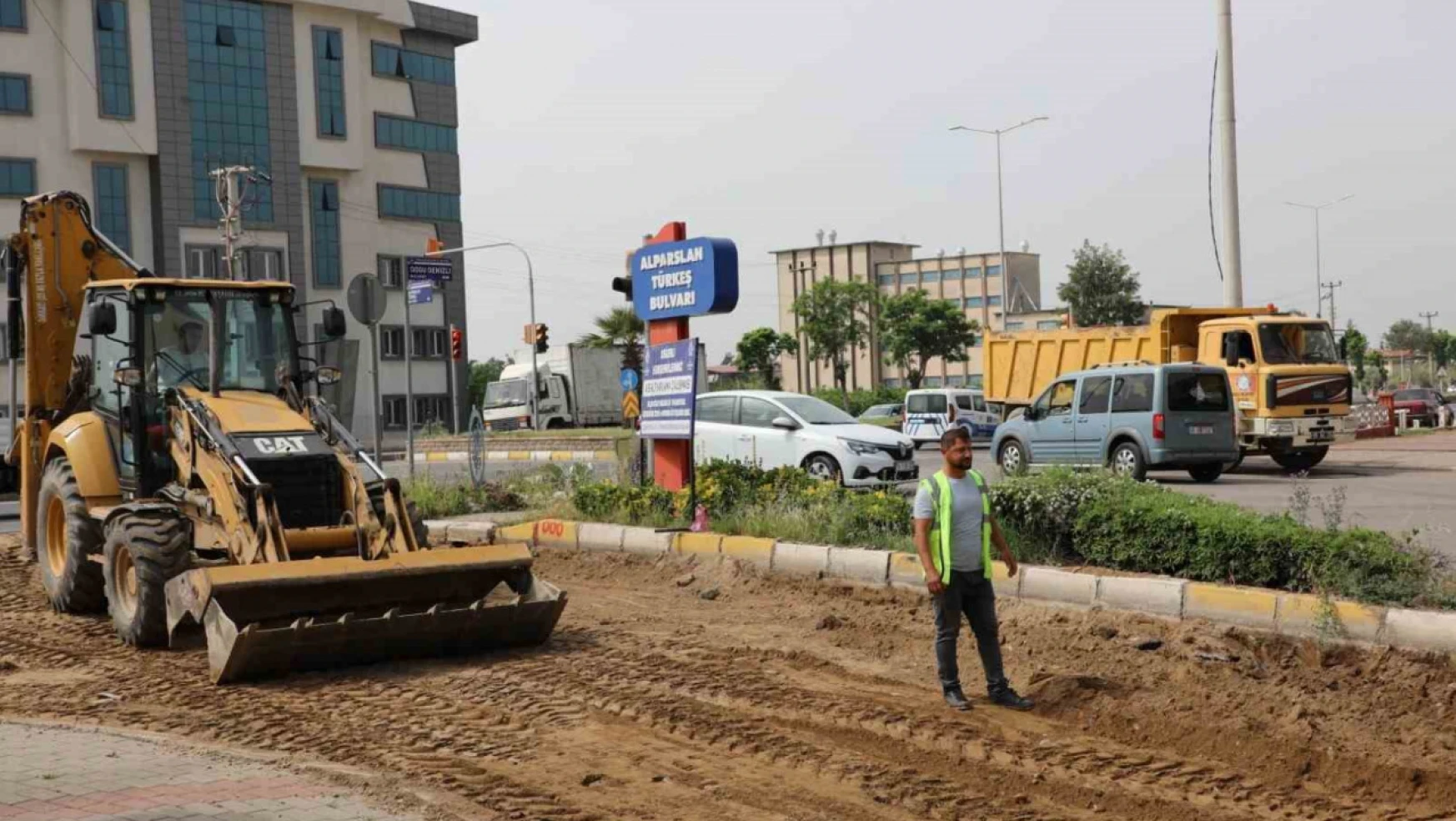 Aydın Büyükşehir Belediyesi Nazilli Alparslan Türkeş Bulvarı'nda kazı çalışmalarına başladı