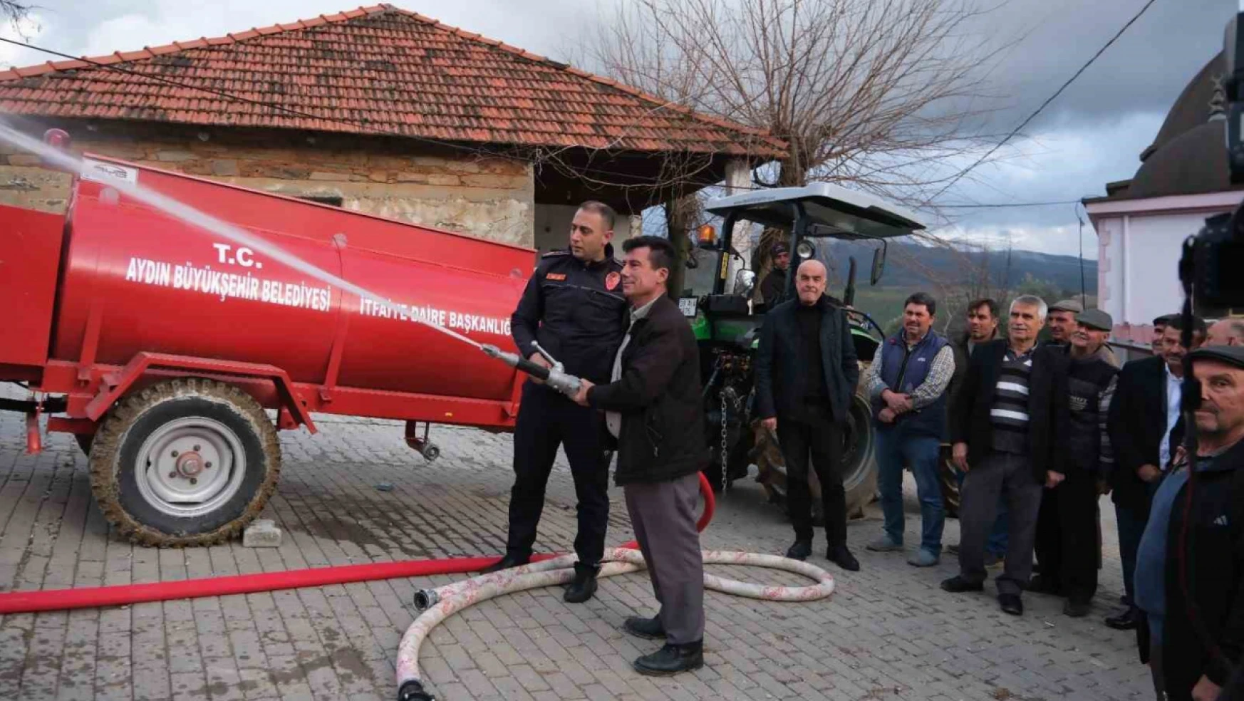 Aydın Büyükşehir Belediyesi'nin yangın söndürme tankeri dağıtımı sürüyor