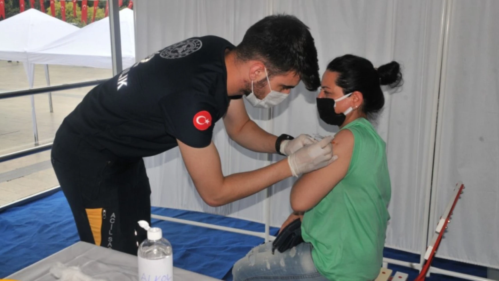 Aydın'da bir günde 23 bin kişi aşı oluyor
