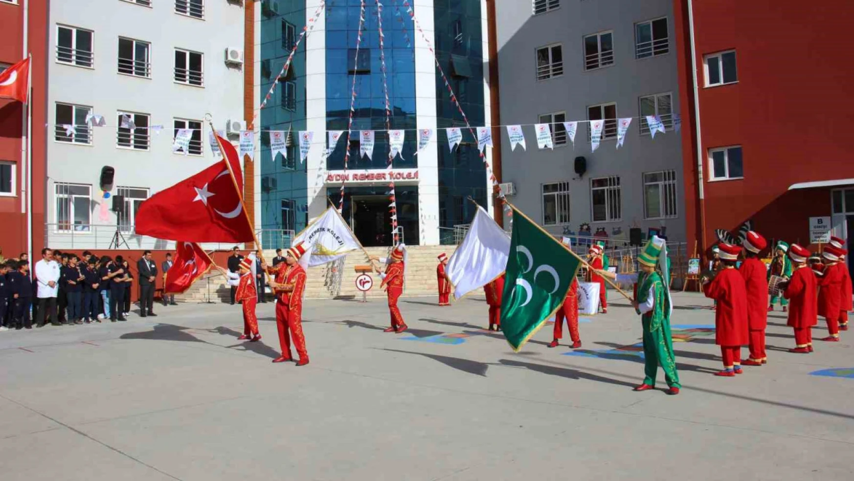 Aydın'da öğrenciler mehteran gösterisi eşliğinde karne aldı
