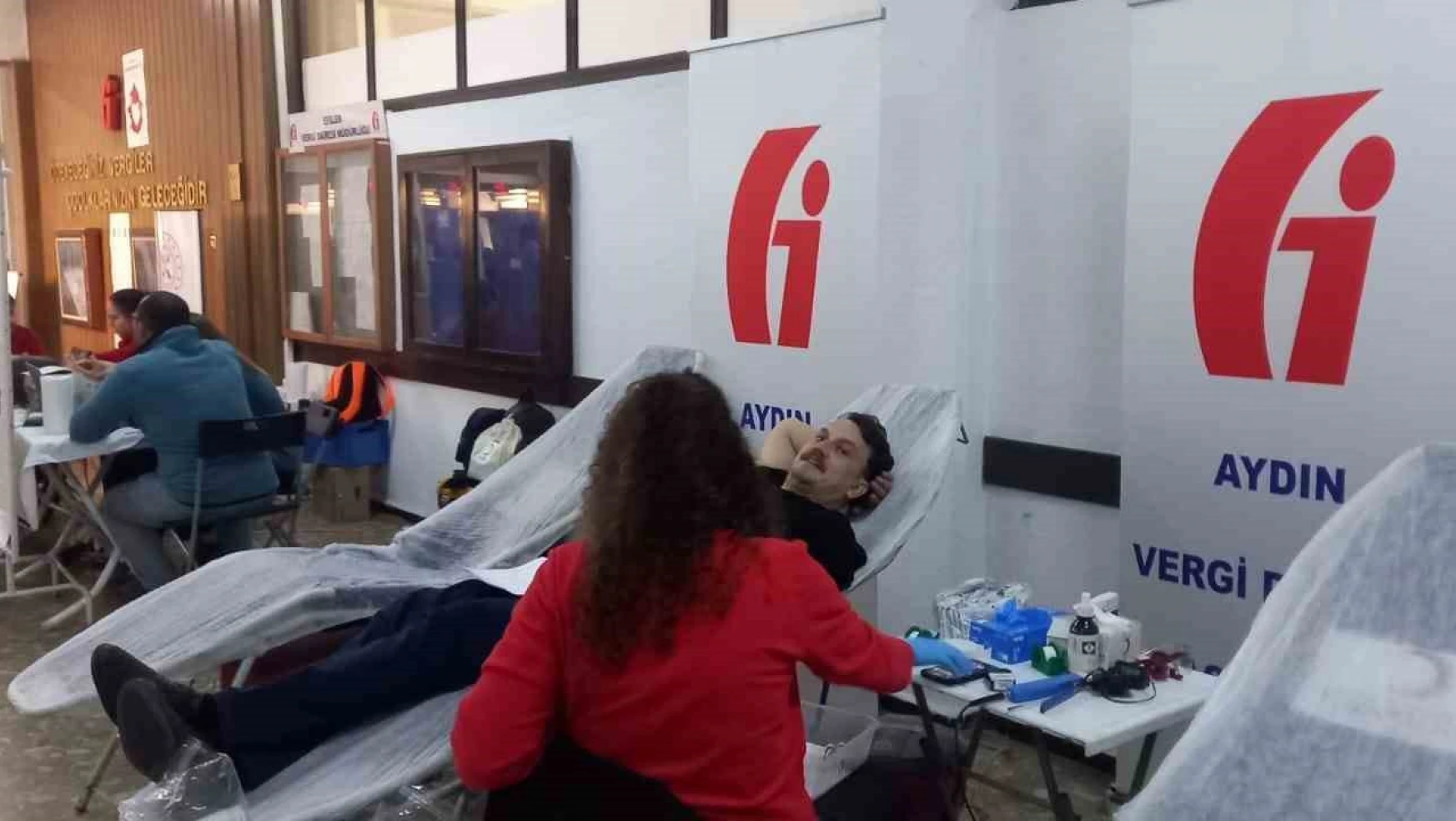 Aydın'da vergi ödemeye gelenler kan bağışı yapıyor