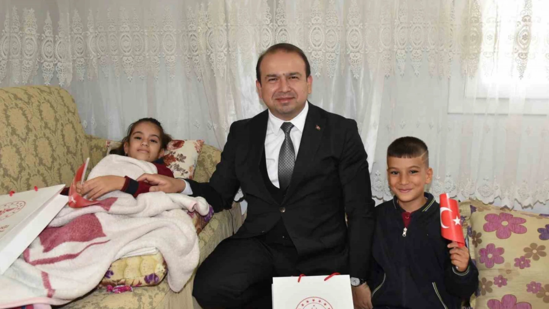 Aydın İl Sağlık Müdürü Şenkul 23 Nisan'da hasta çocukları unutmadı