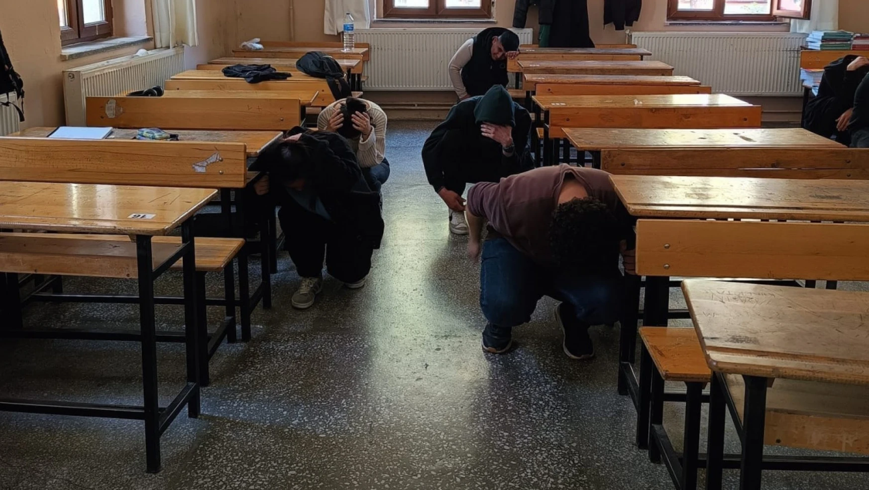 Aydın Mesleki ve Teknik Anadolu Lisesi'nde deprem tatbikatı gerçekleştirildi