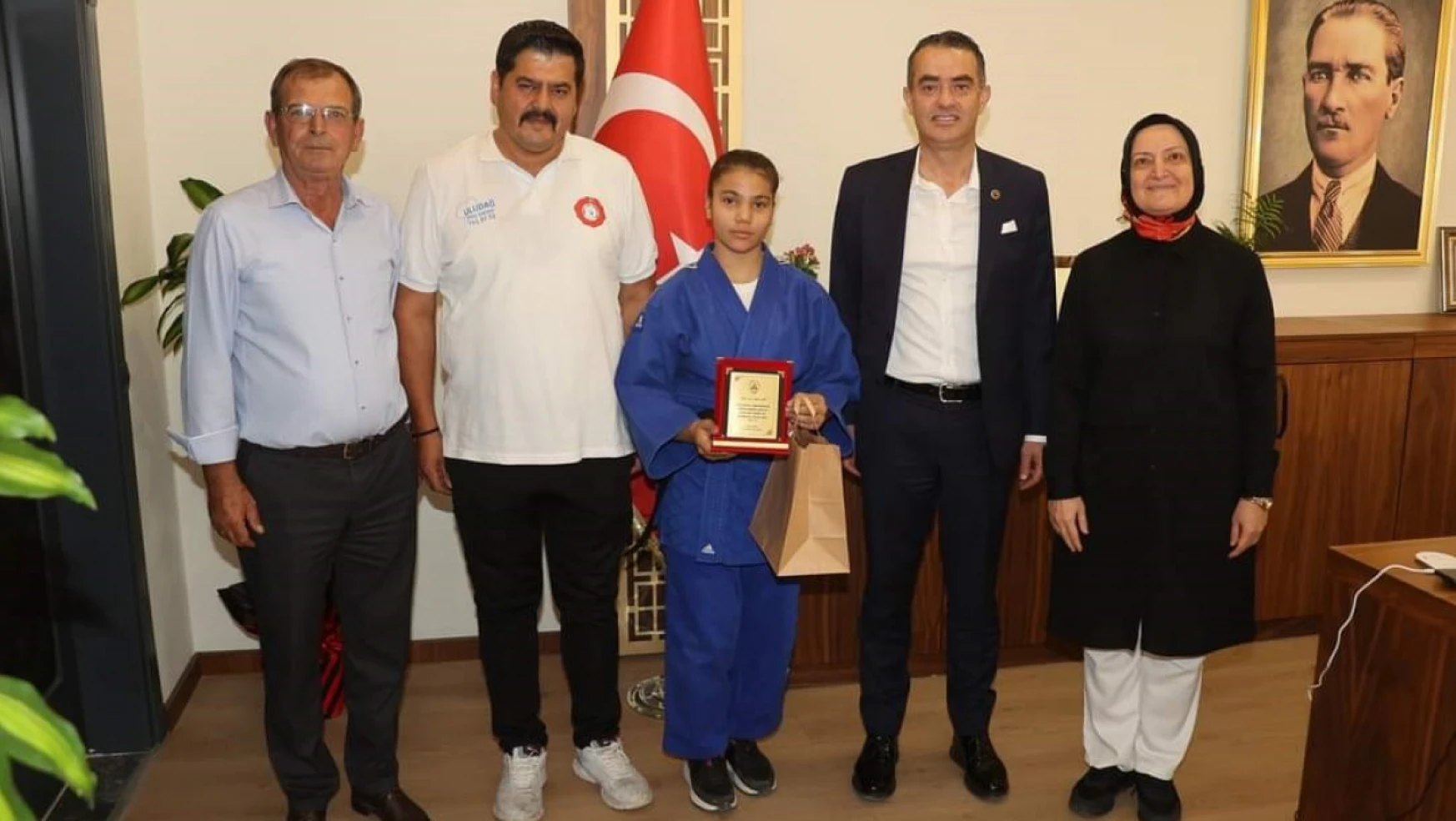 Başkan Arıcı'dan Judo Türkiye 7'incisine plaket