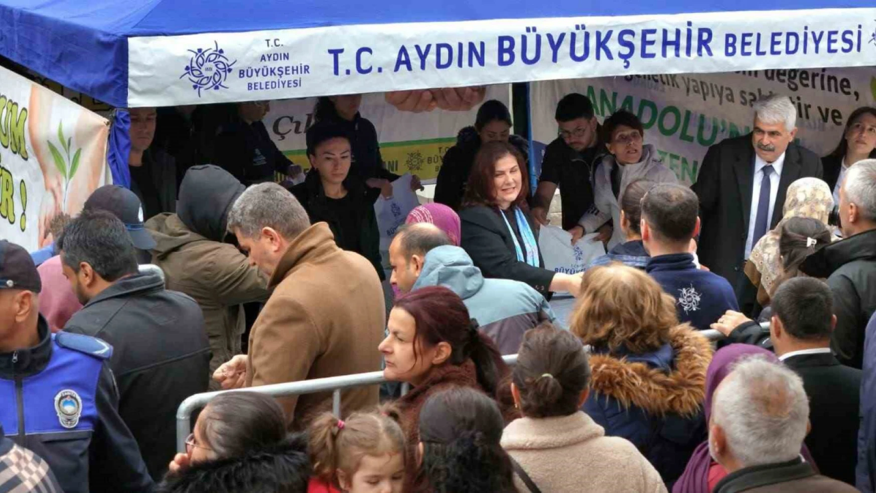 Başkan Çerçioğlu Buharkent'te vatandaşlara binlerce fide dağıttı