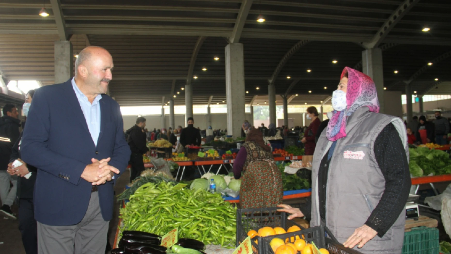 Başkan Ertürk, pazar yerlerinde vatandaşları ziyaret etti