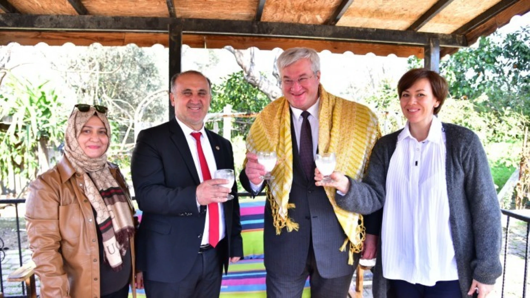 Başkan Kaya, Büyükelçi Sybiha'ya deve sütü ikram etti