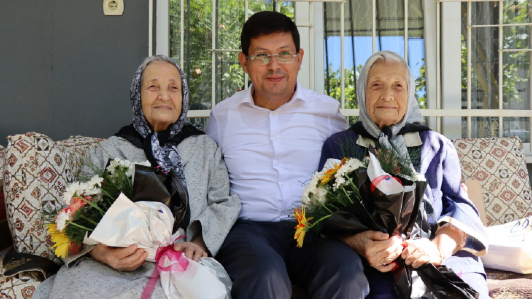 Başkan Özcan, 96 yaşındaki ikiz kardeşlere davet