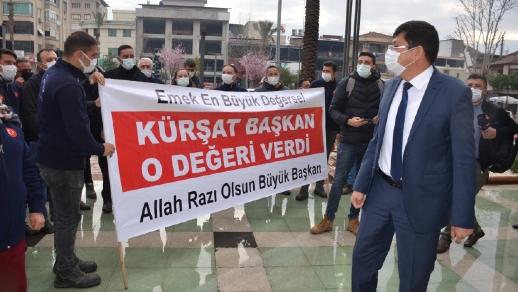 Başkan Özcan'a personelinden pankartlı 'maaş' teşekkürü