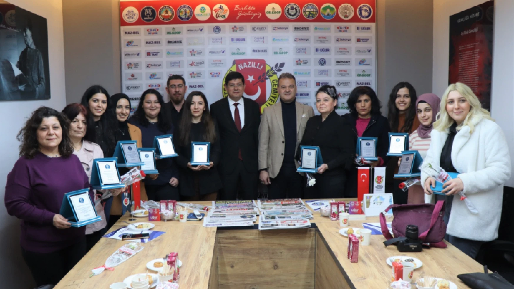 Başkan Özcan, kadın gazetecileri unutmadı