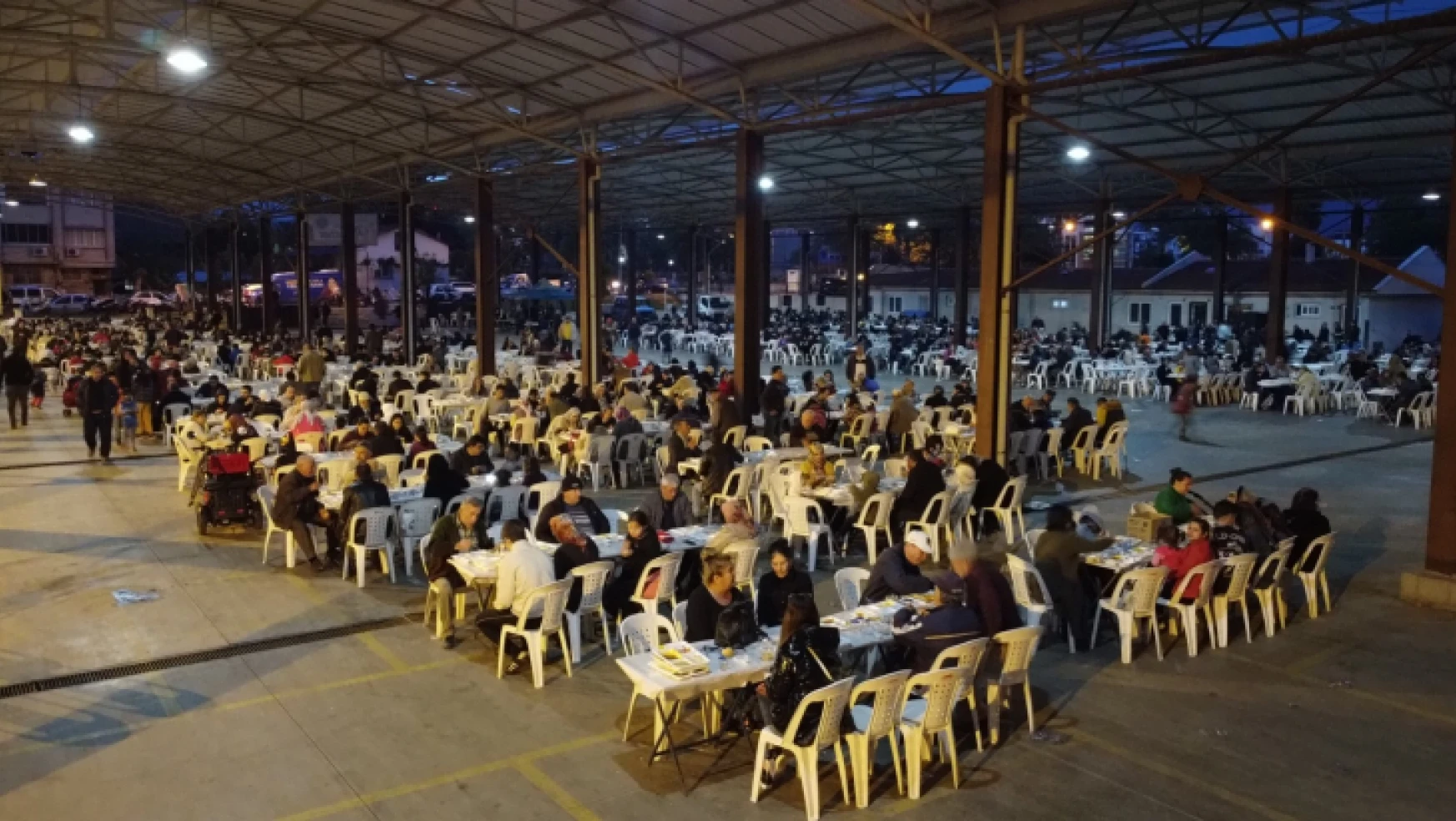 Başkan Özcan, vatandaşlarla son iftarını yaptı