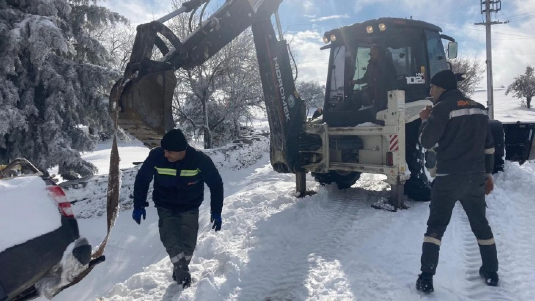 Bozdoğan Belediyesi, karla kaplanan yolları temizliyor
