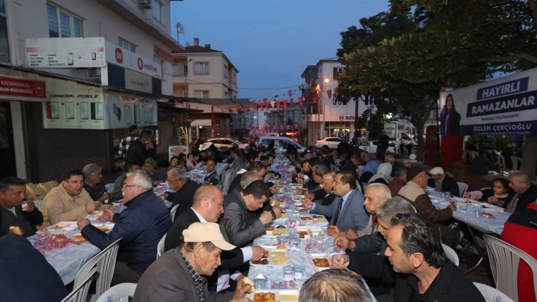 Bozdoğan'da yüzlerce kişi aynı sofrada iftar açtı