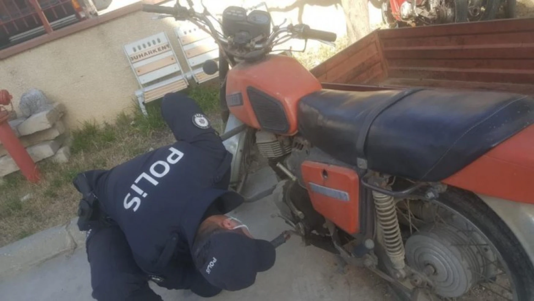 Buharkent polisi, plakasız motosikletlere geçit vermiyor