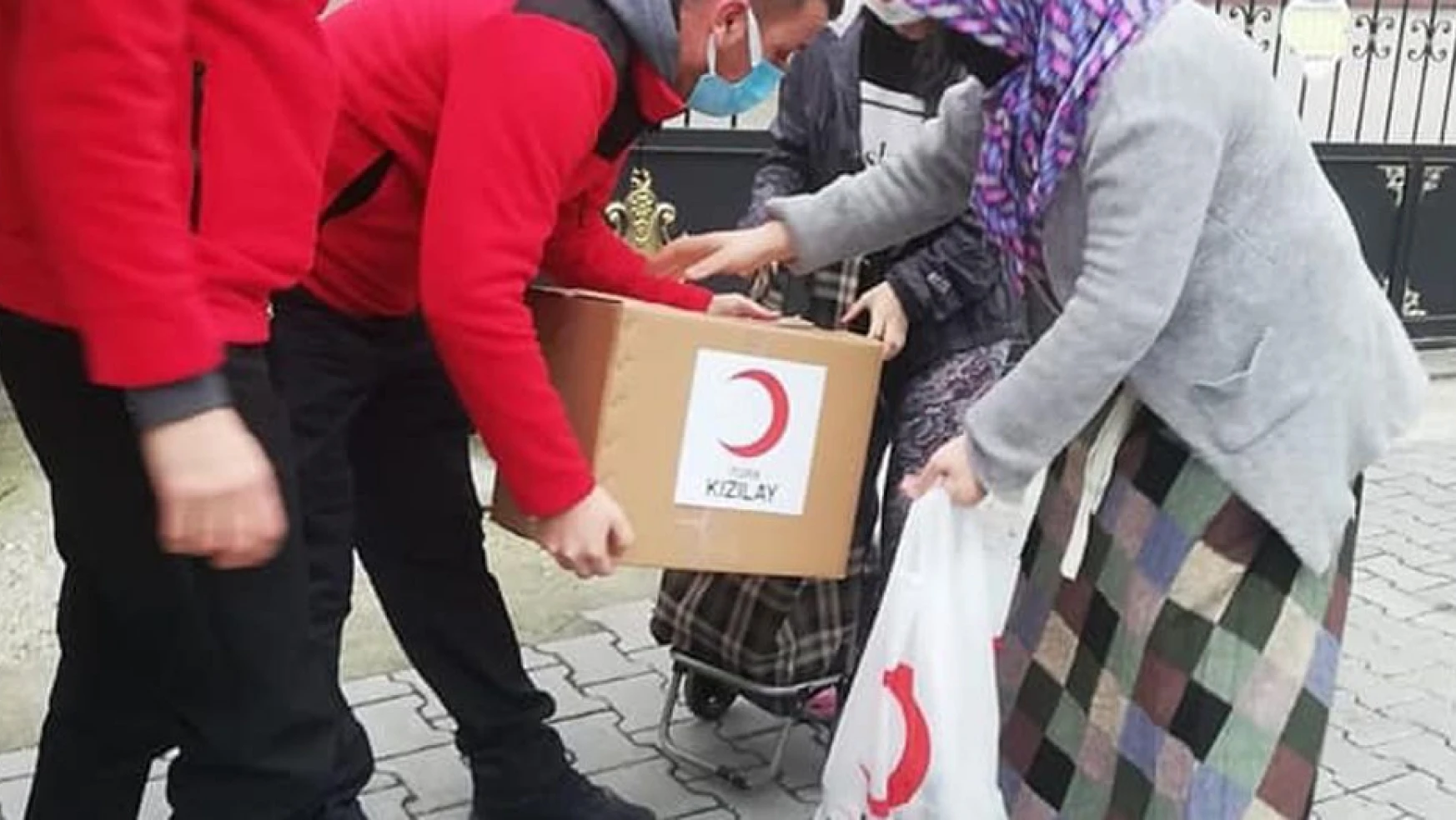 Bursa'da Kızılay'dan ihtiyaç sahiplerine yardım