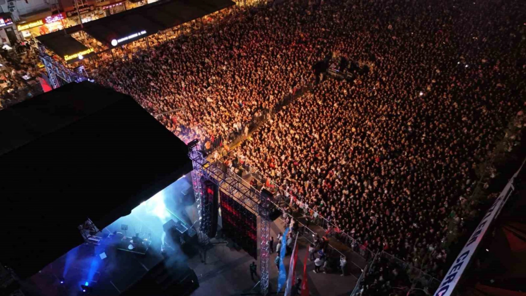 Büyükşehir, 23 Nisan'ı binlerce kişinin katıldığı konserle kutladı