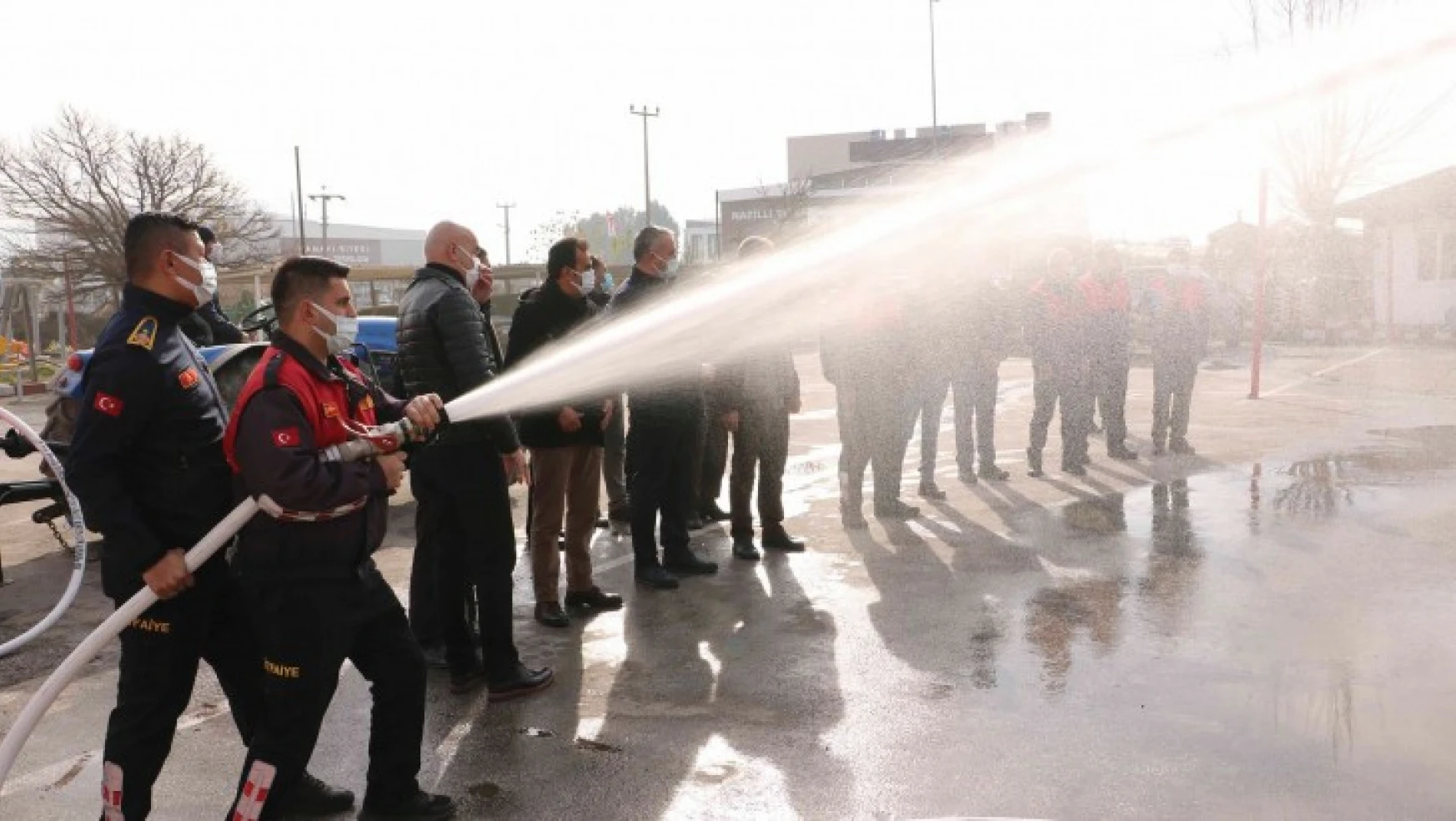 Büyükşehir'in yangın söndürme tankeri dağıtımı devam ediyor