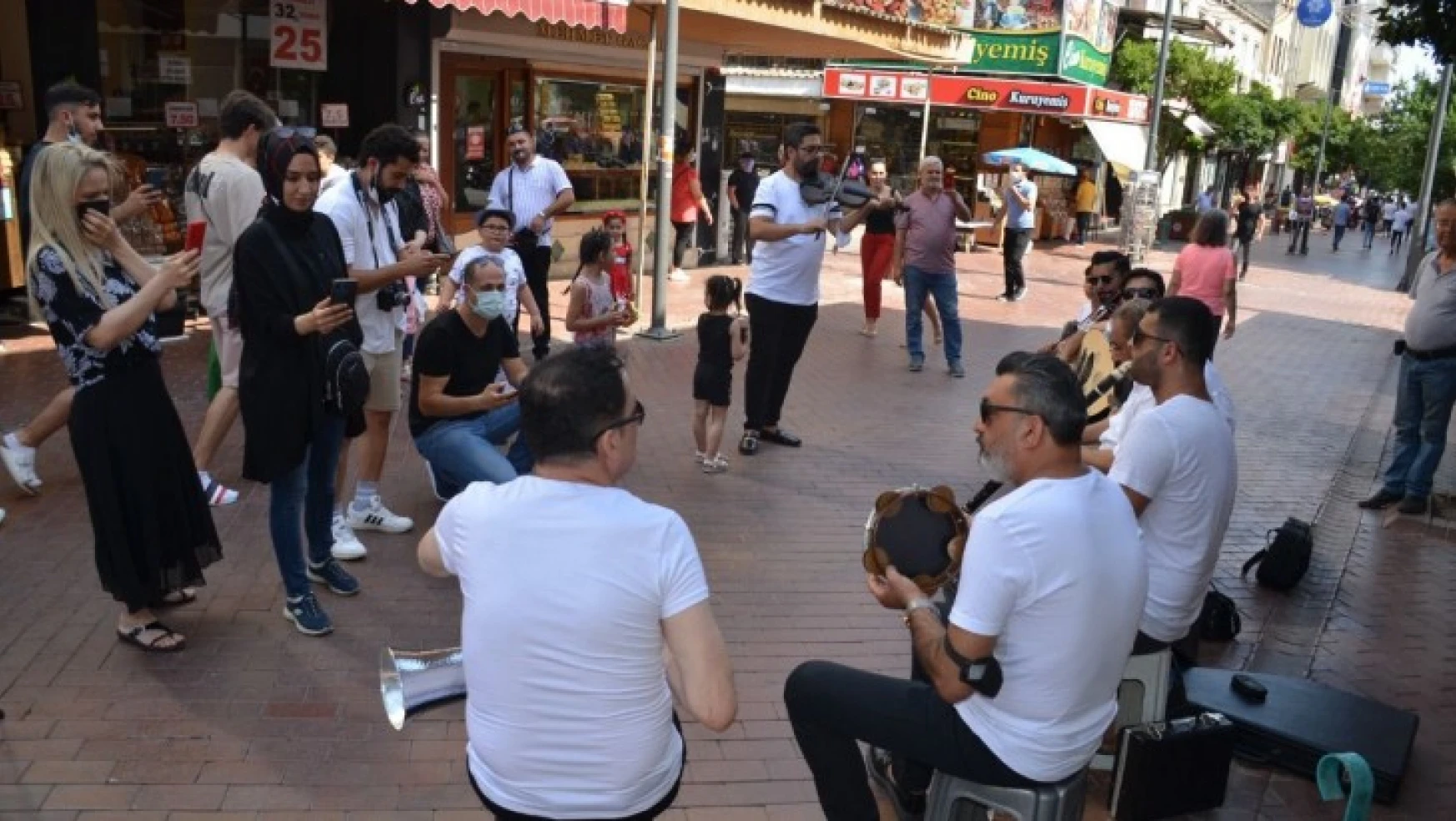 Çerçioğlu, müzisyenlere desteğe devam ediyor