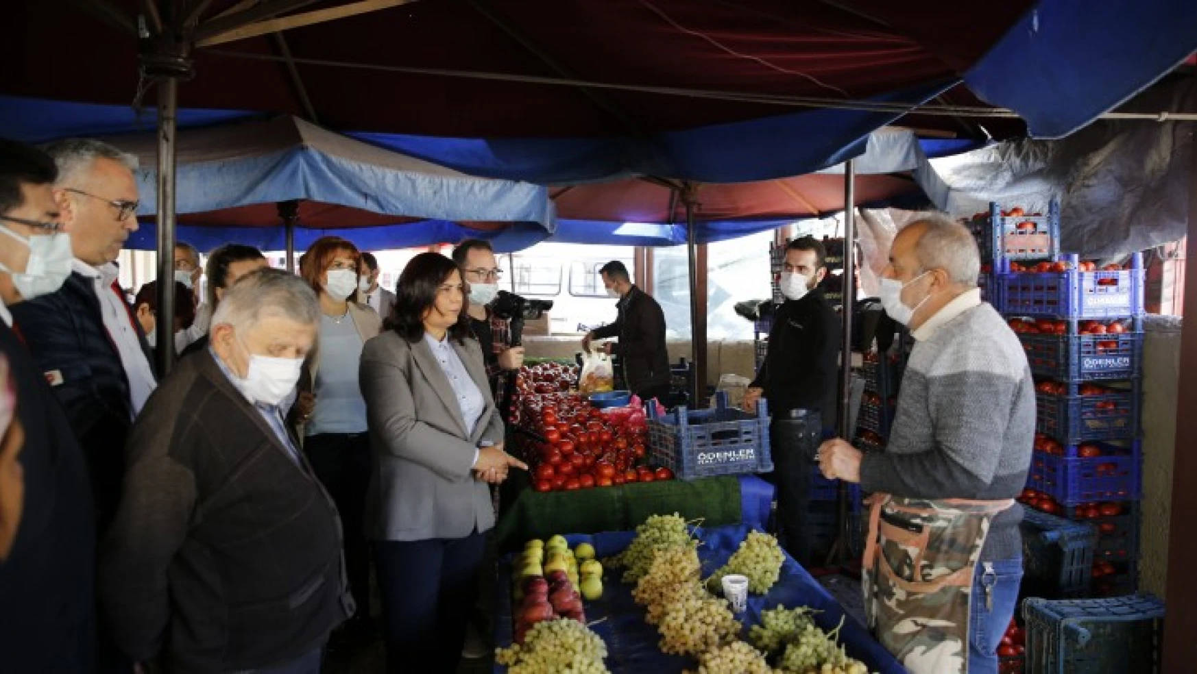 Çerçioğlu, semt pazarını ziyaret etti