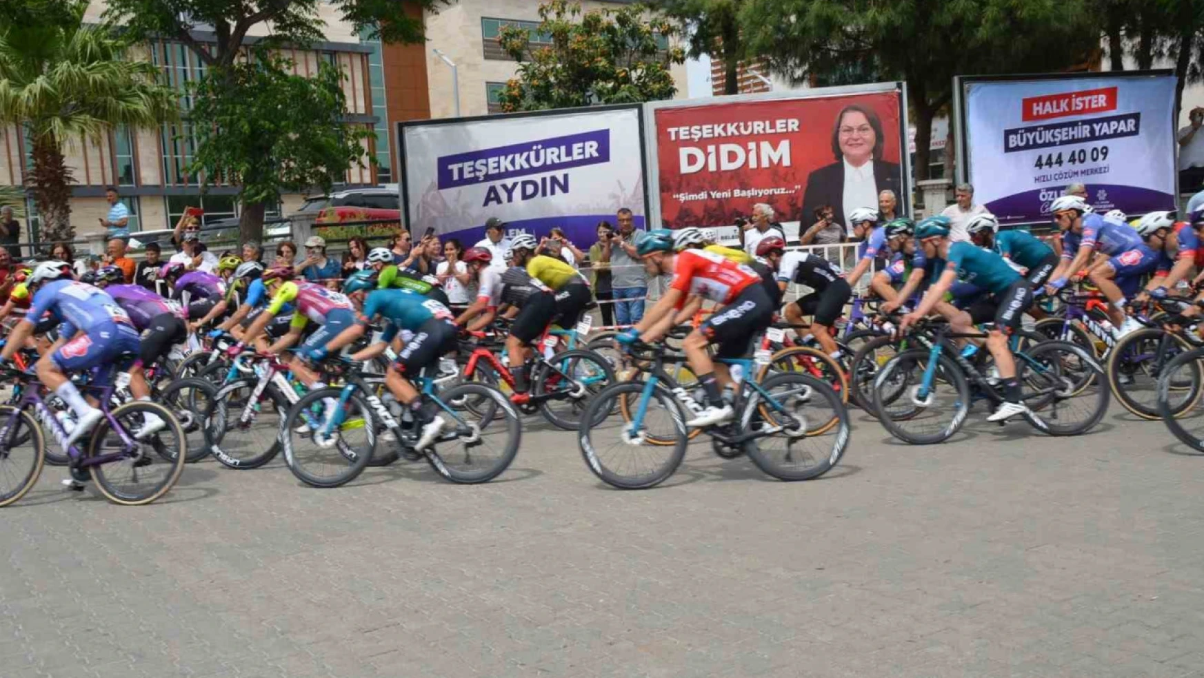 Cumhurbaşkanlığı Bisiklet Turu'na bisikletçiler Didim'de karşılandı