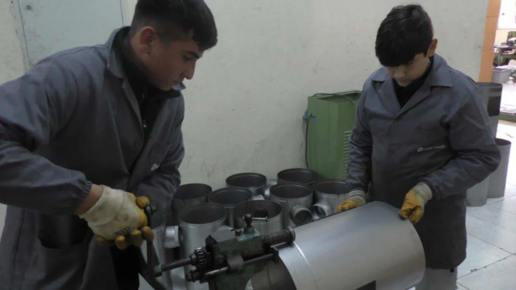 Deprem bölgesinden gelen öğrenciler, soba üretip memleketlerine gönderiyor