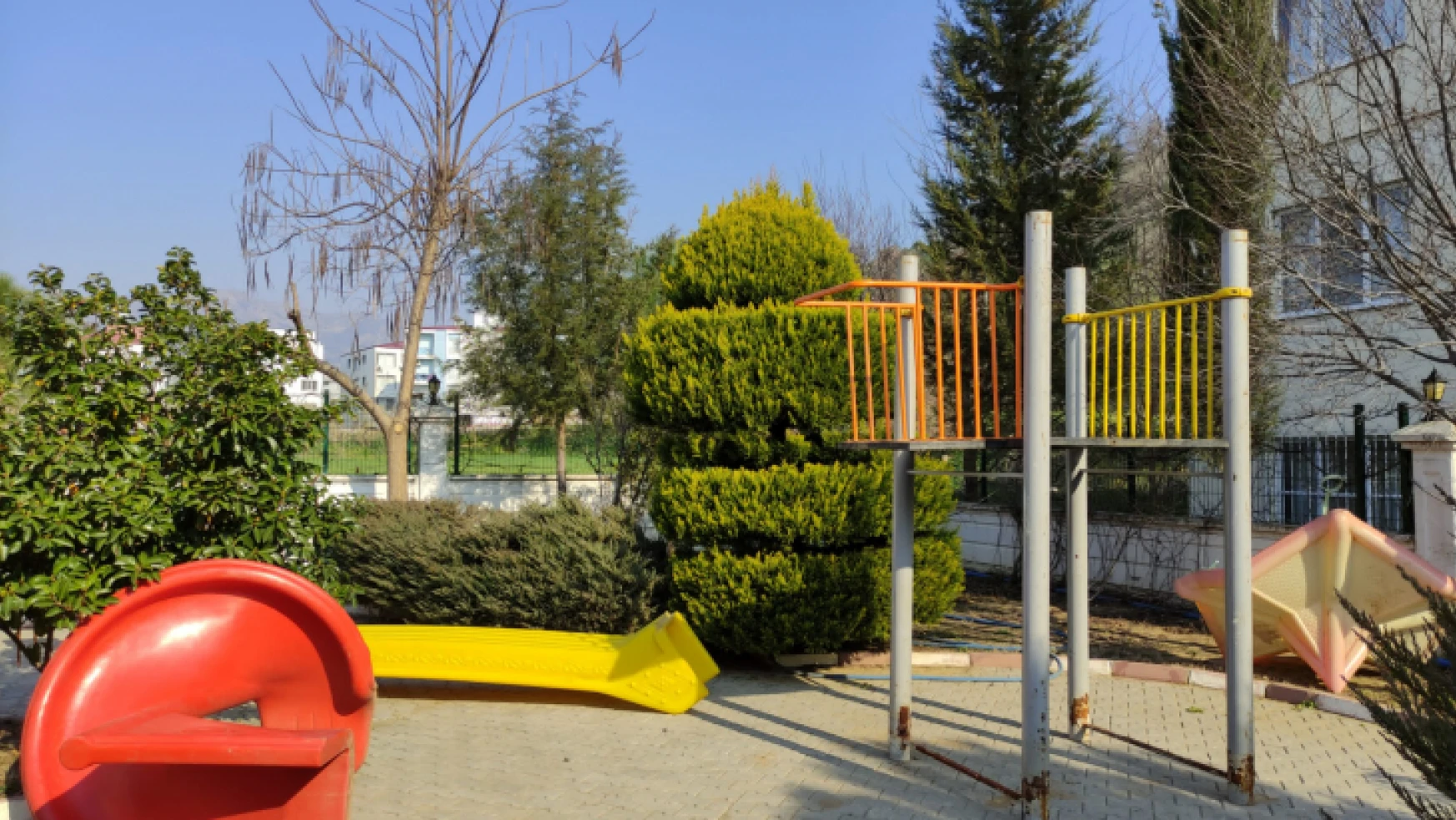 Depremzede çocuklara moral için oyun parkı yapılıyor