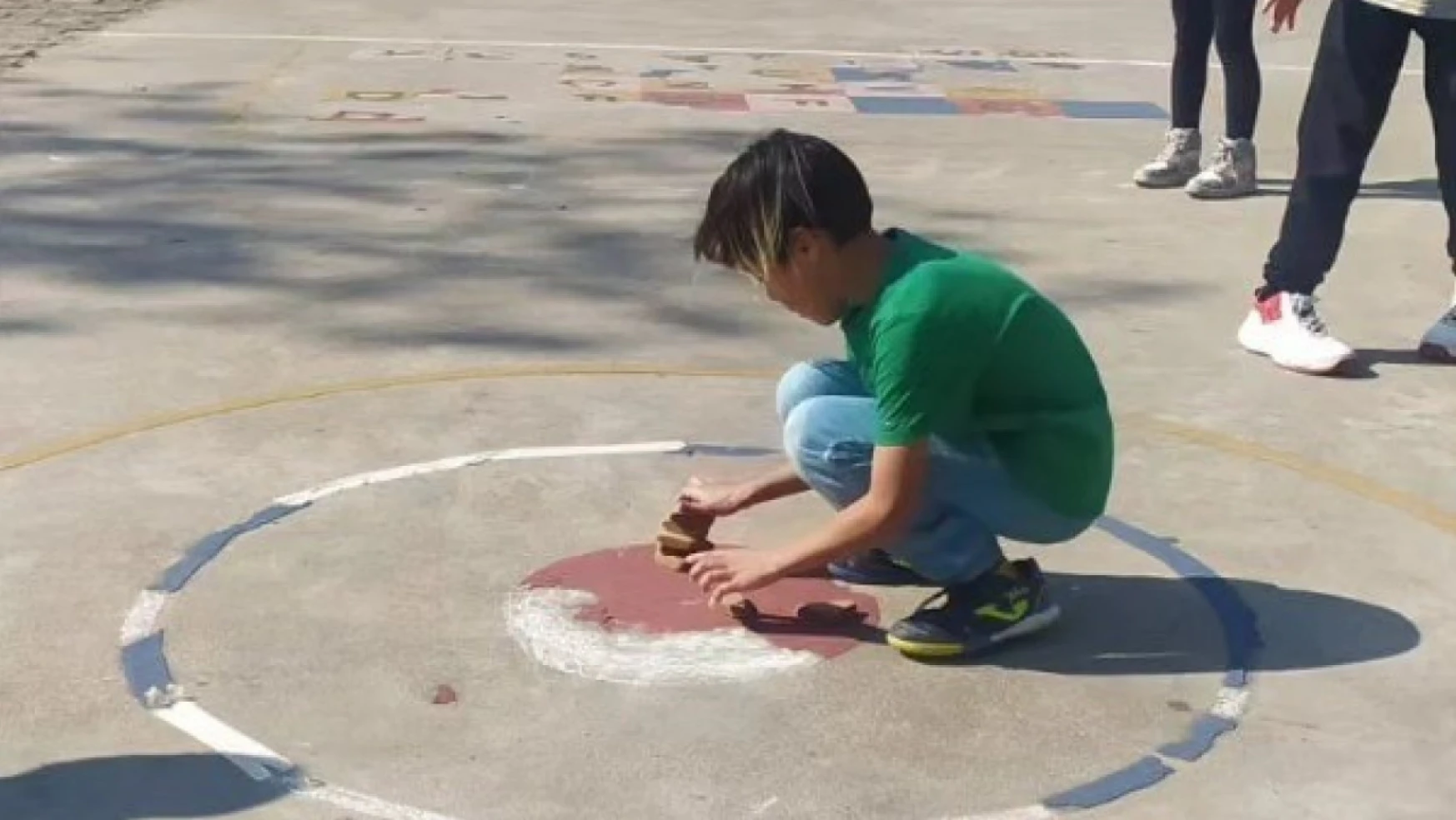 Efeler'de geleneksel oyunlar, okul bahçelerine çizildi