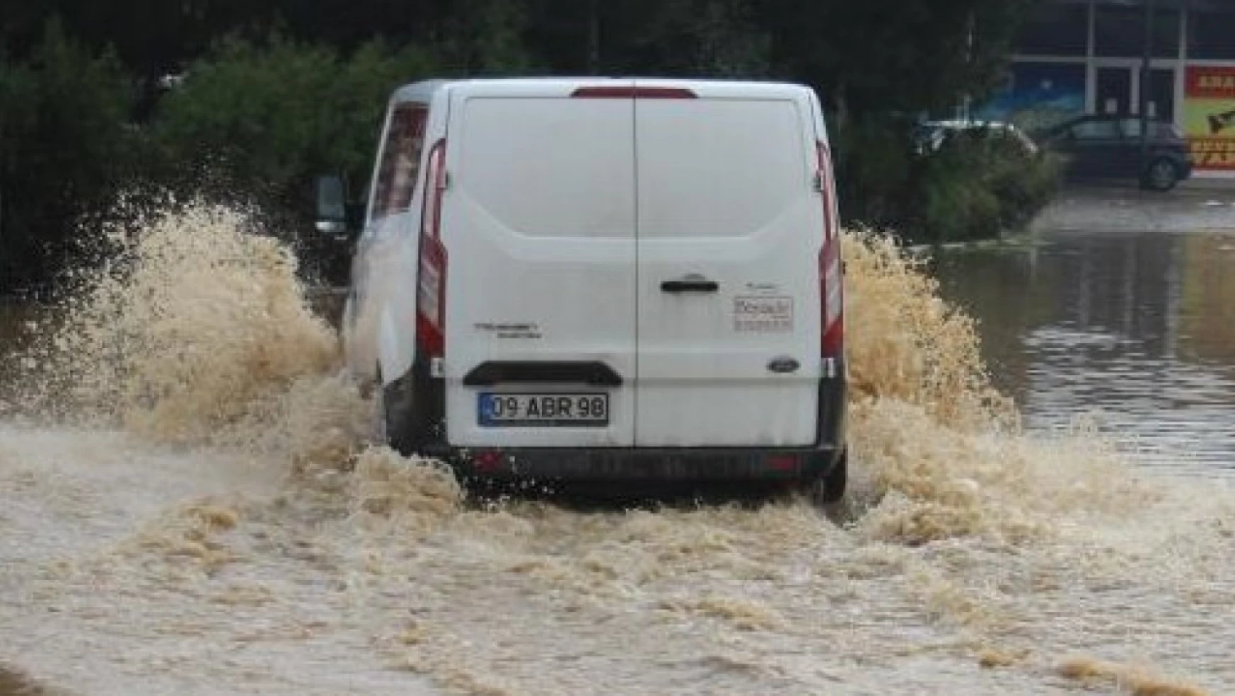 Efeler'de metrekareye 83 kilogram yağış düştü
