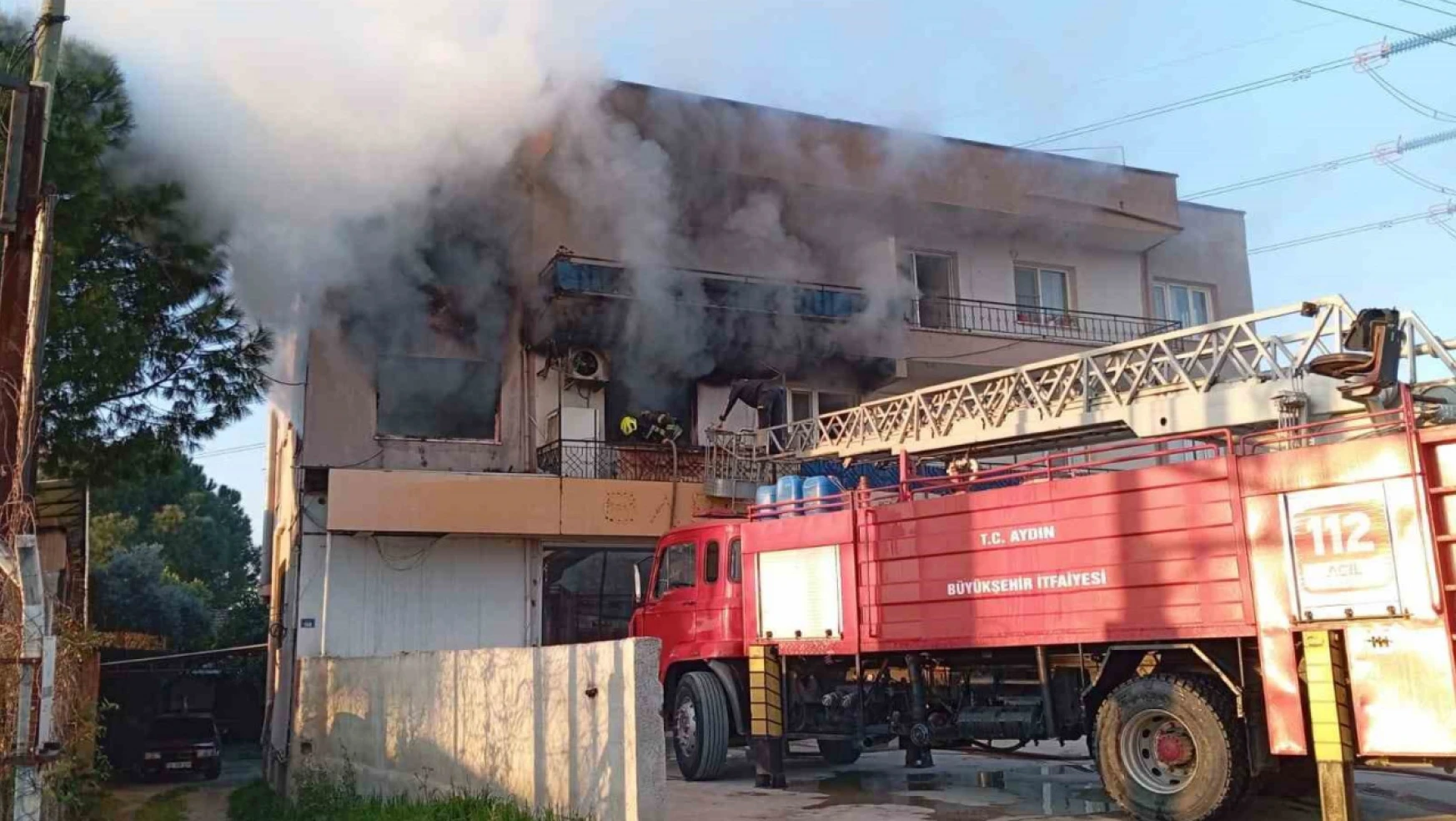 İncirliova'daki ev yangınında 2 kişi dumandan etkilendi