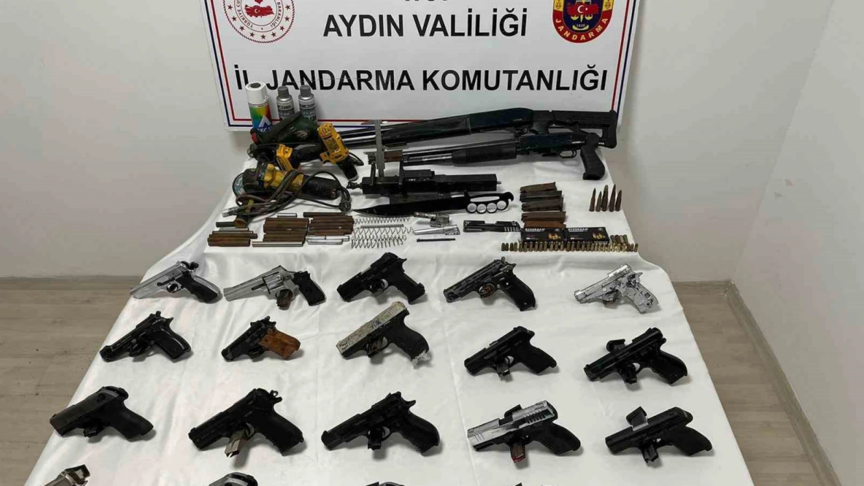 Jandarma'dan organize suç örgütlerine operasyon: 14 tutuklama