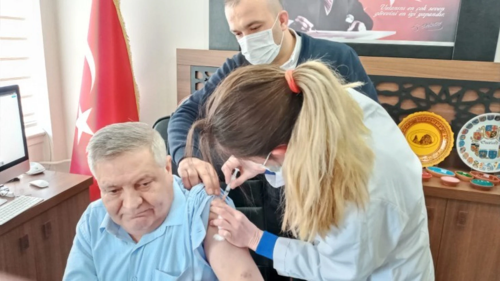 Karacasu Kaymakamı aşı oldu