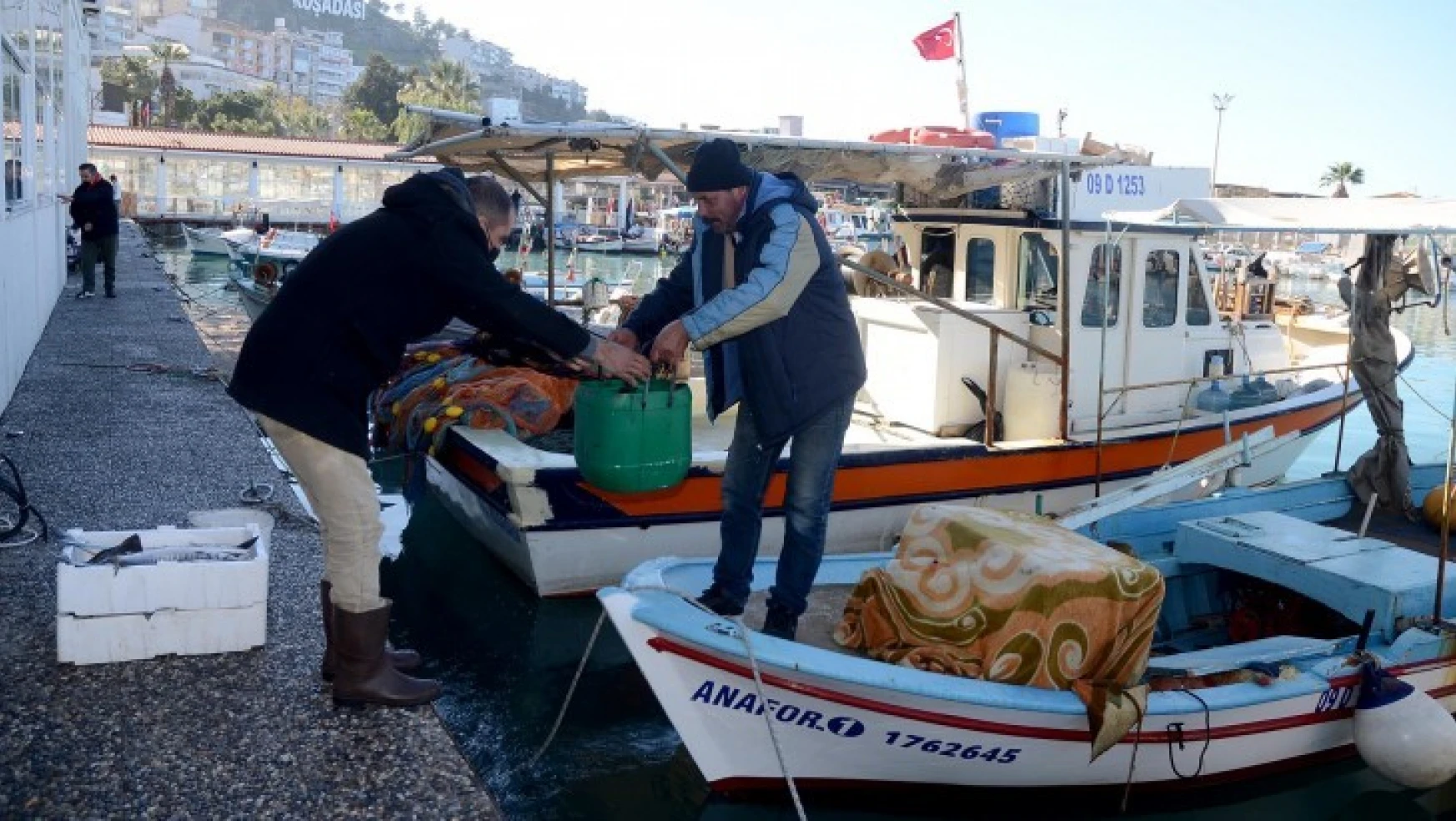 Kuşadası Belediyesi'nden balıkçı esnafına malzeme desteği