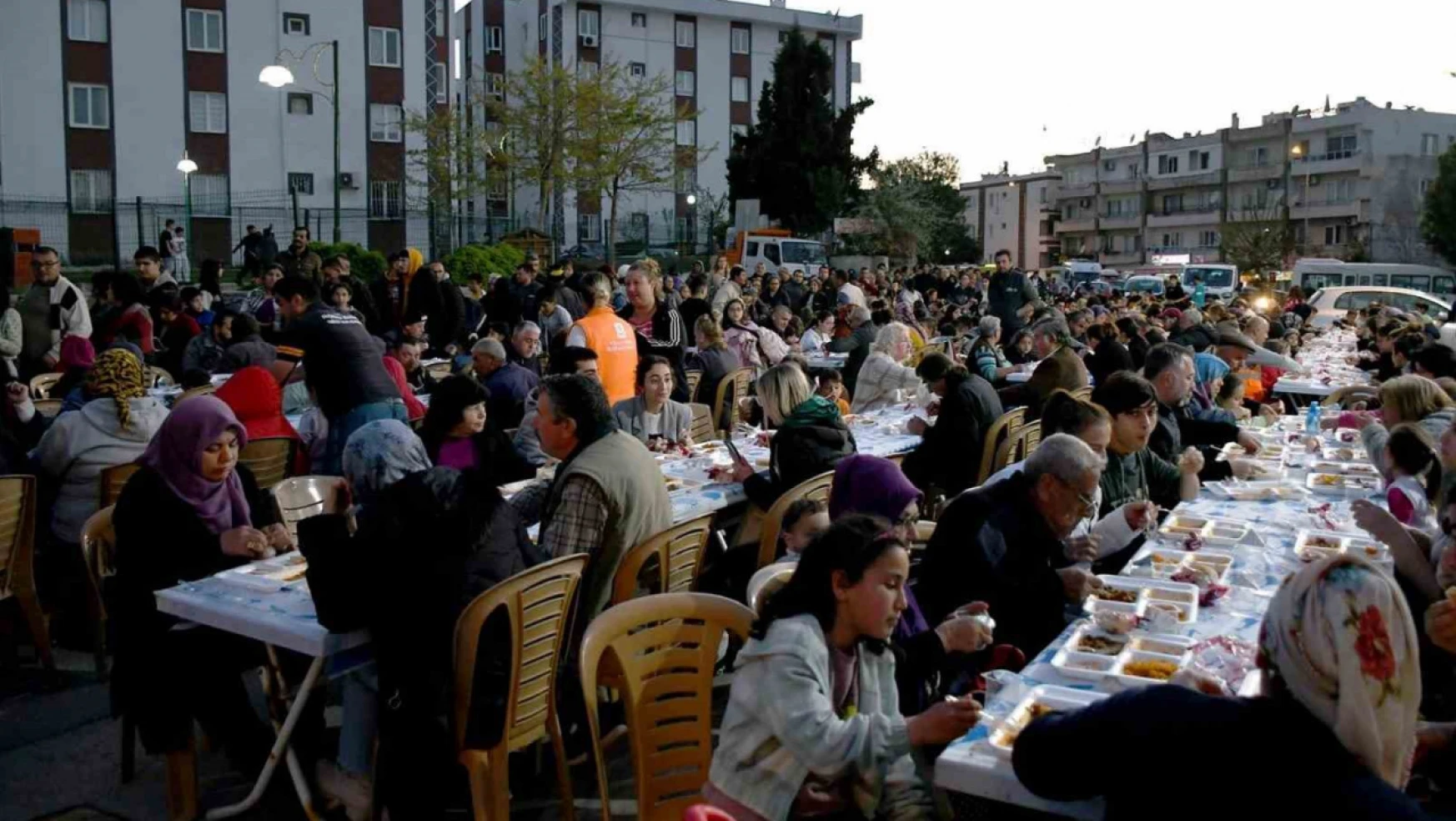 Kuşadası Belediyesi'nden Ramazan ayında 15 bin kişilik iftar yemeği