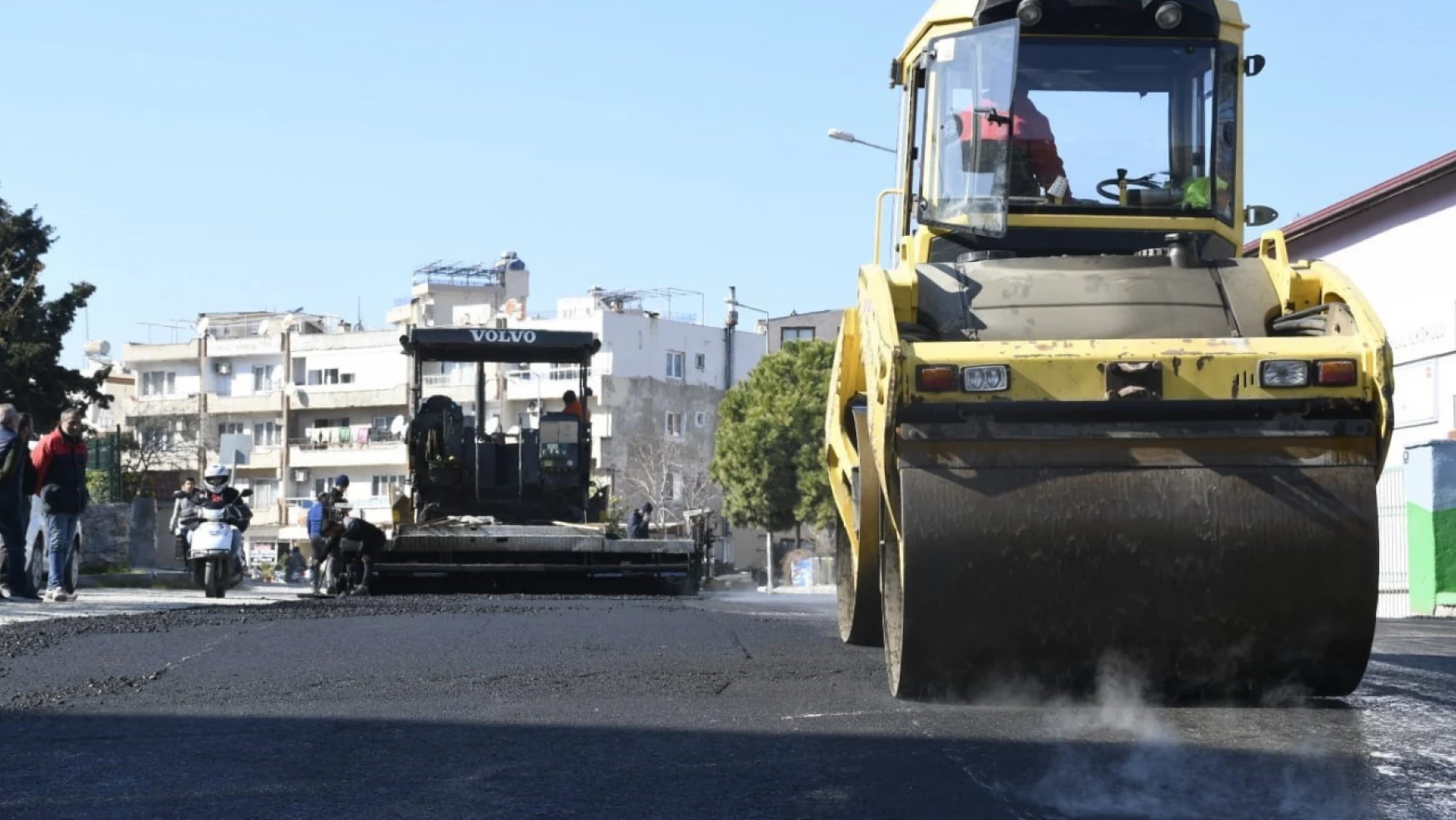 Kuşadası'nda sıcak asfalt çalışmaları Camiatik Mahallesi ile sürüyor
