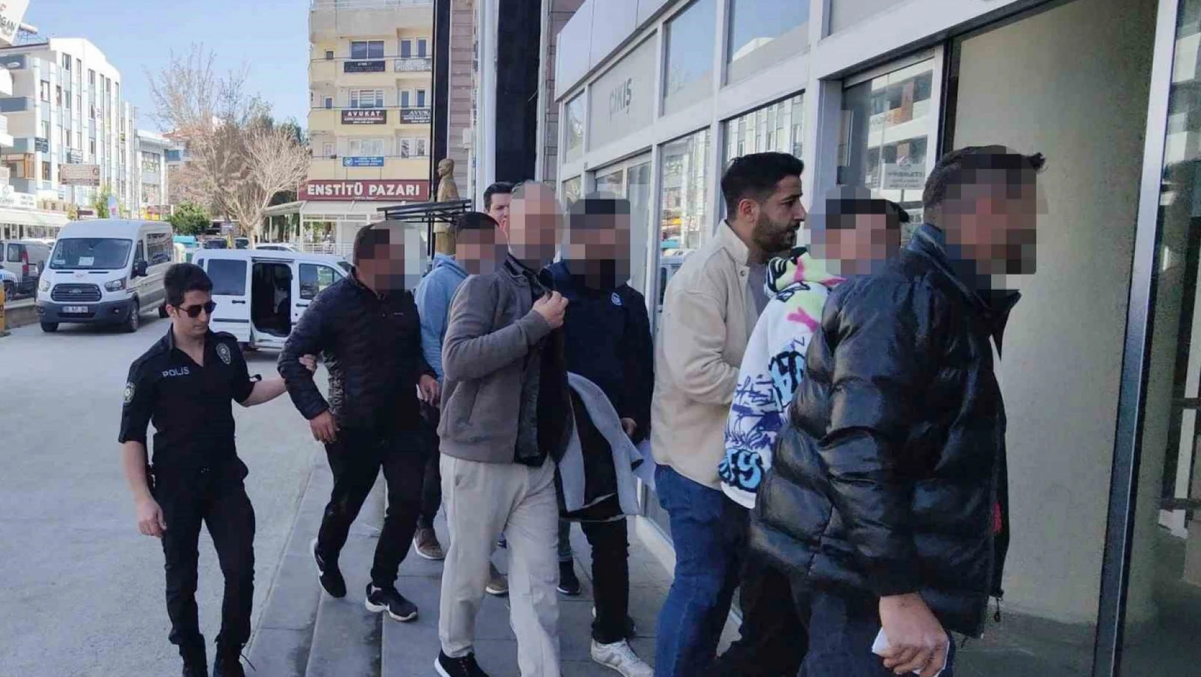 Kuşadası'nda suçüstü yakalanan 6 organizatör tutuklandı