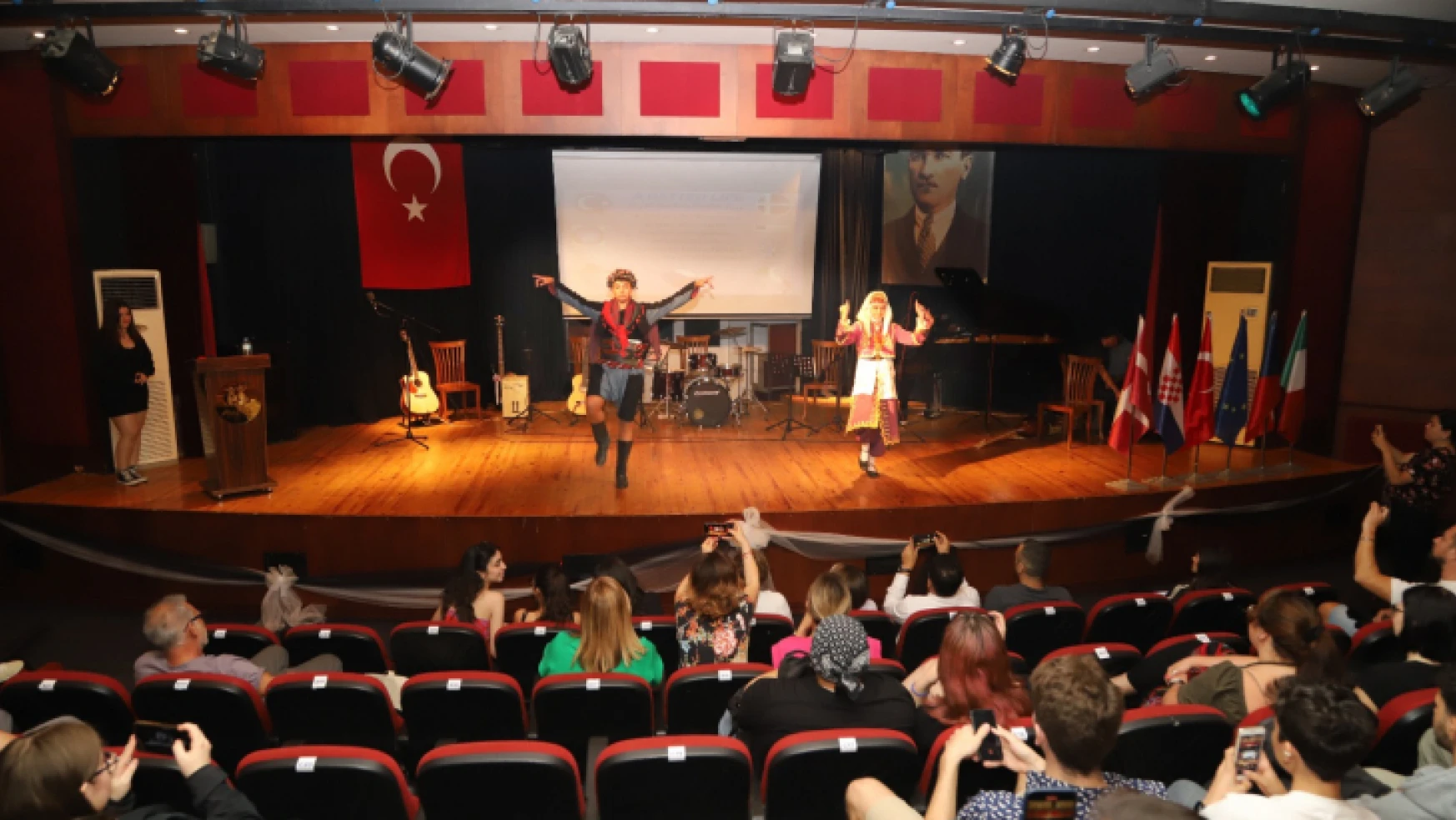 Menderes Anadolu Lisesi öğrencileri, yabancı ortaklarını ağırladı