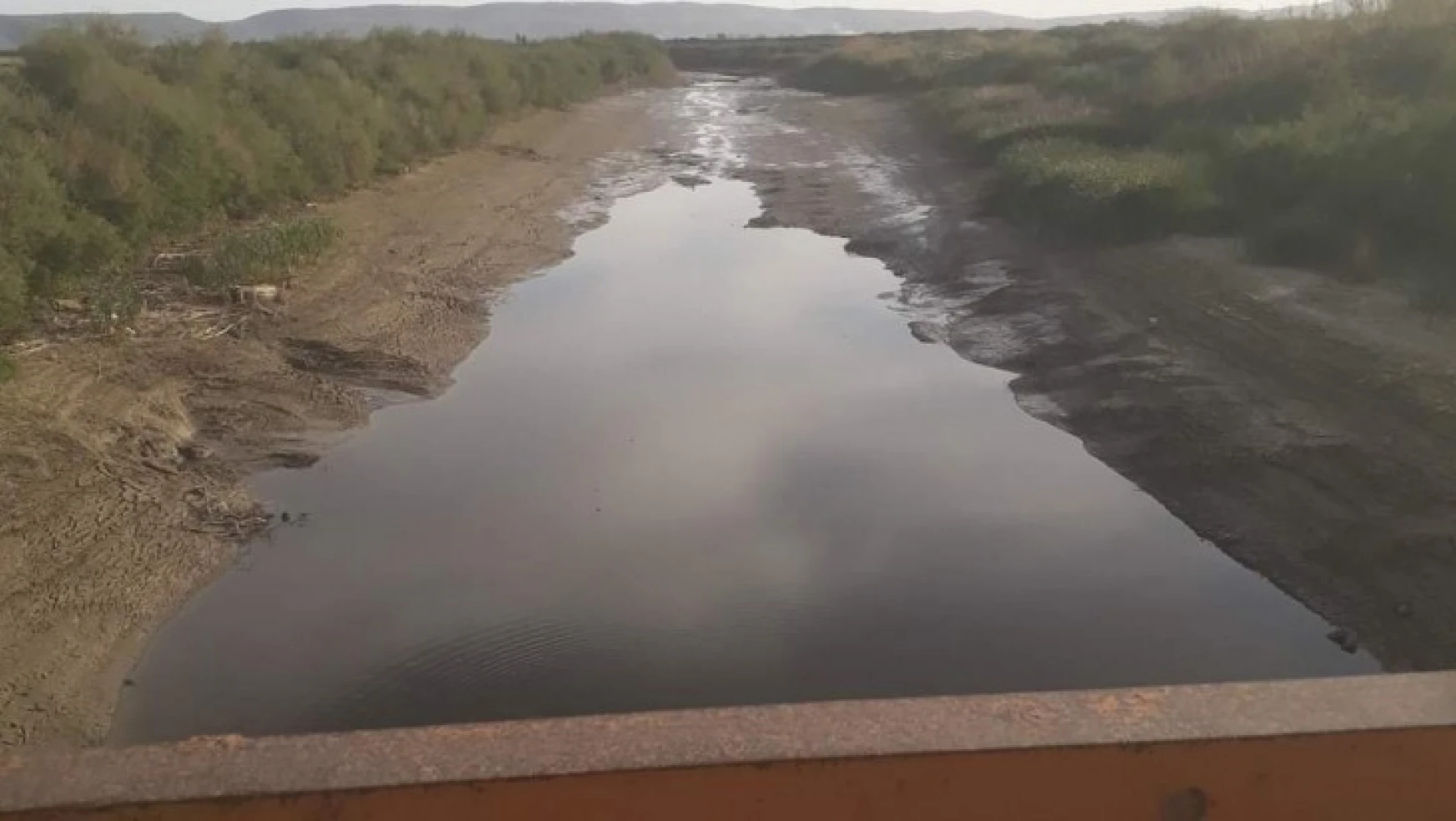 Menderes Nehri kuruyor 