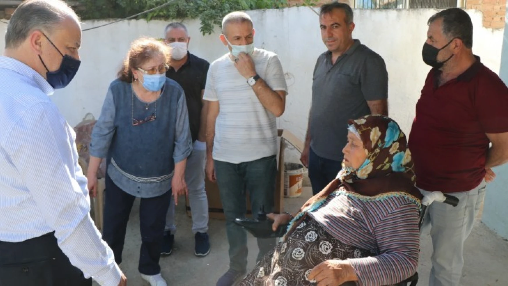 Milletvekili Yavuz, engelli kadına akülü sandalye hediye etti
