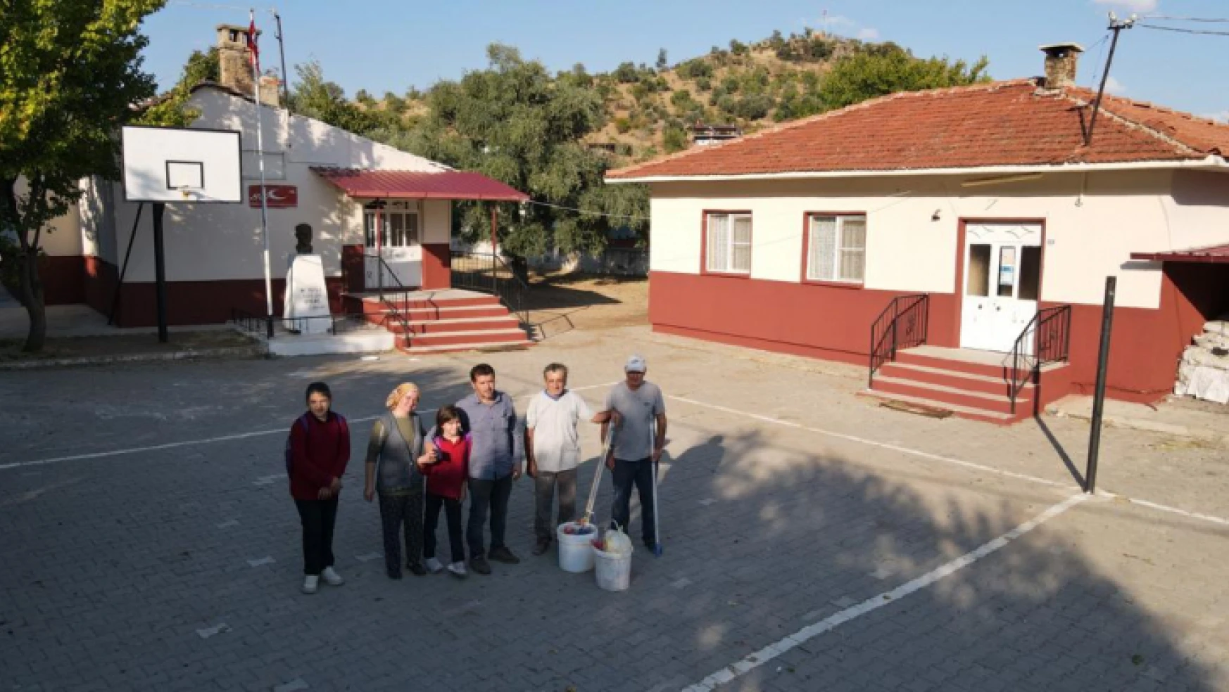 Nazilli Belediyesi, Hisarcık'taki minik öğrencilerin yüzünü güldürdü