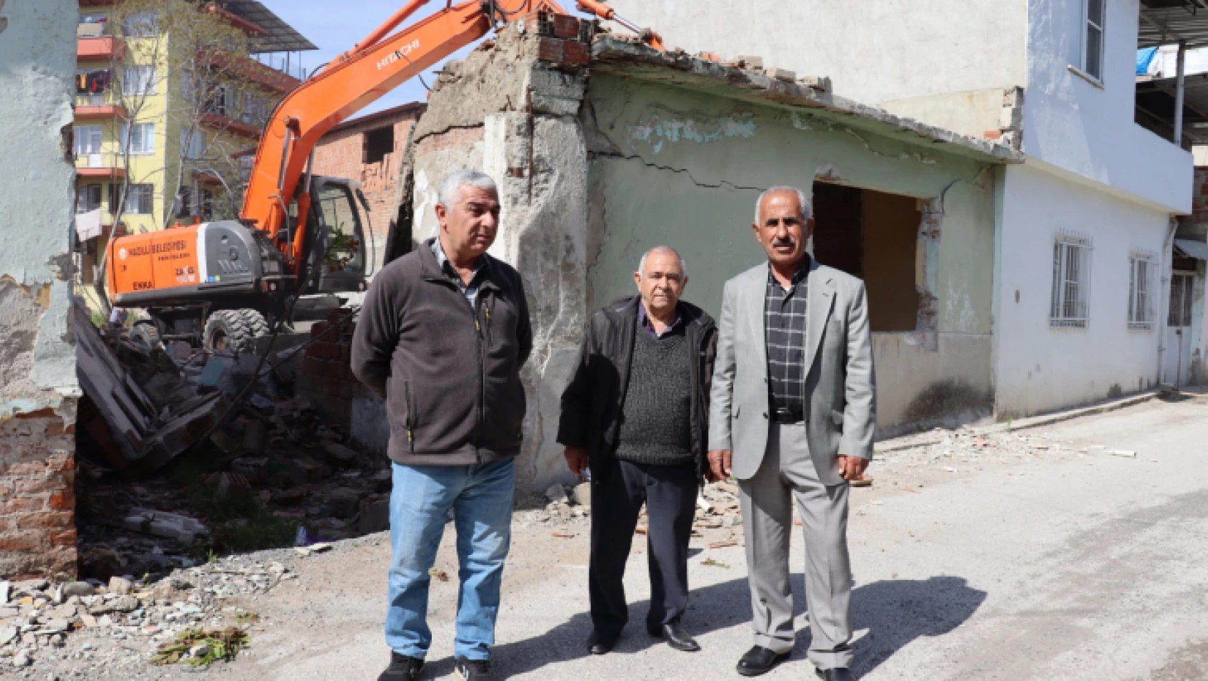 Nazilli Belediyesi, metruk binaları yıkmaya devam ediyor