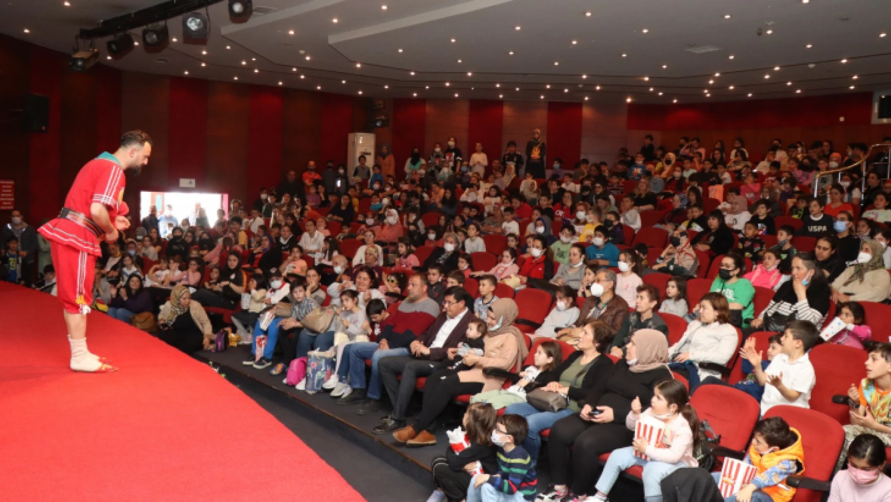 Nazilli'de 2 bin 500 çocuk tiyatro ile buluştu